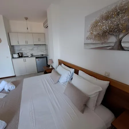 75 Steps Apart Otel Mesongí