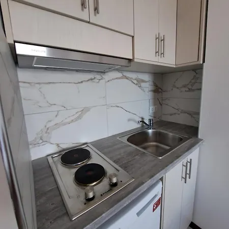 75 Steps Apart Otel Mesongí