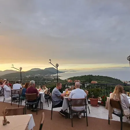 75 Steps Apart Otel Mesongí