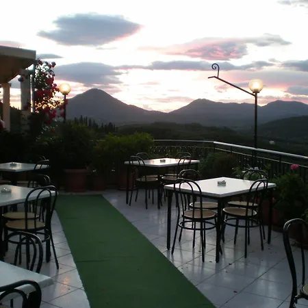 75 Steps Apart Otel Mesongí